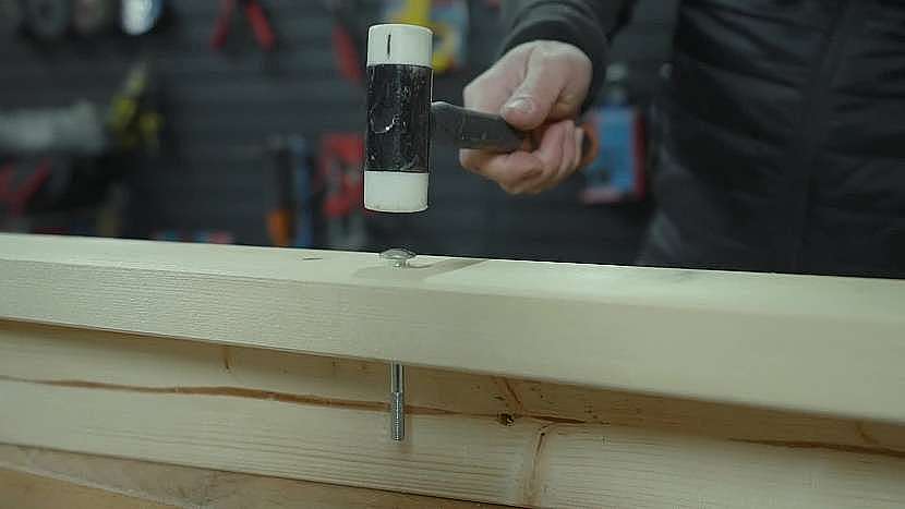 Aby se dřevěný stánek dal skládat, prošroubujte jej vratovými šrouby