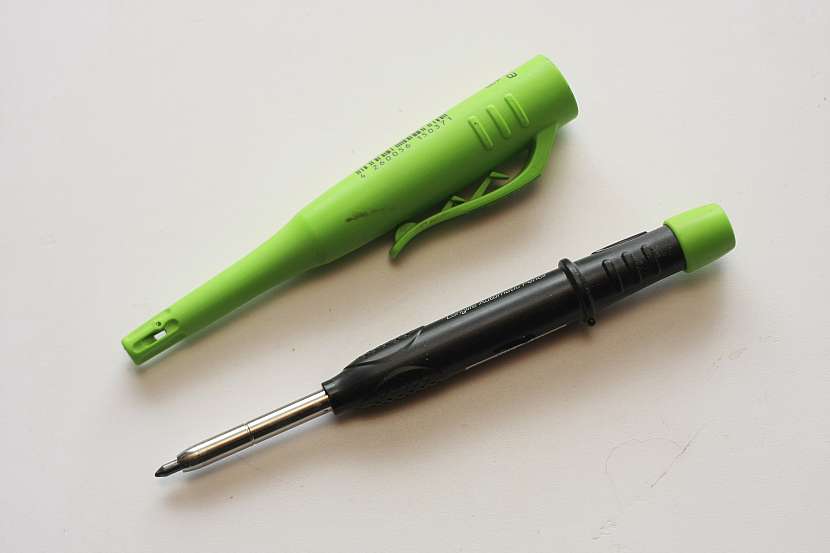 Tužka pro kutila se skládá ze dvou částí - tužky a pouzdra