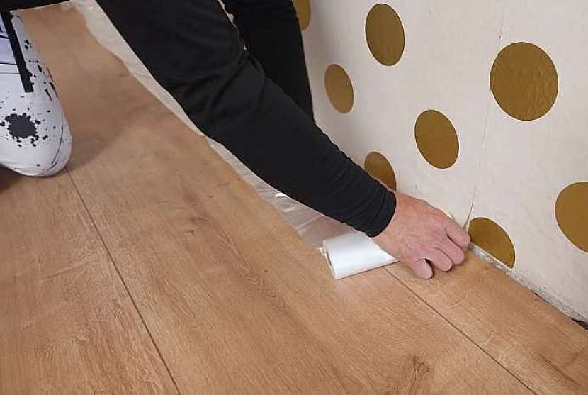 Podlahu lze ochránit mikrotenovou plachtou
