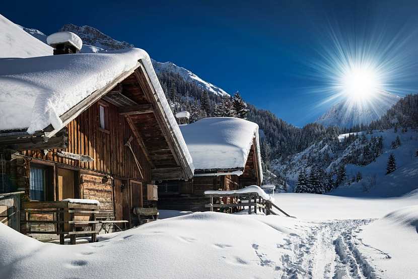 Nečekejte, až vám sníh začne padat na hlavu a ukliďte ho ze střechy včas (Zdroj: Depositphotos)