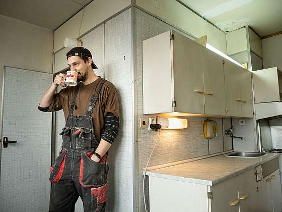 otevřít: Rekonstrukce panelákového jádra z umakartu