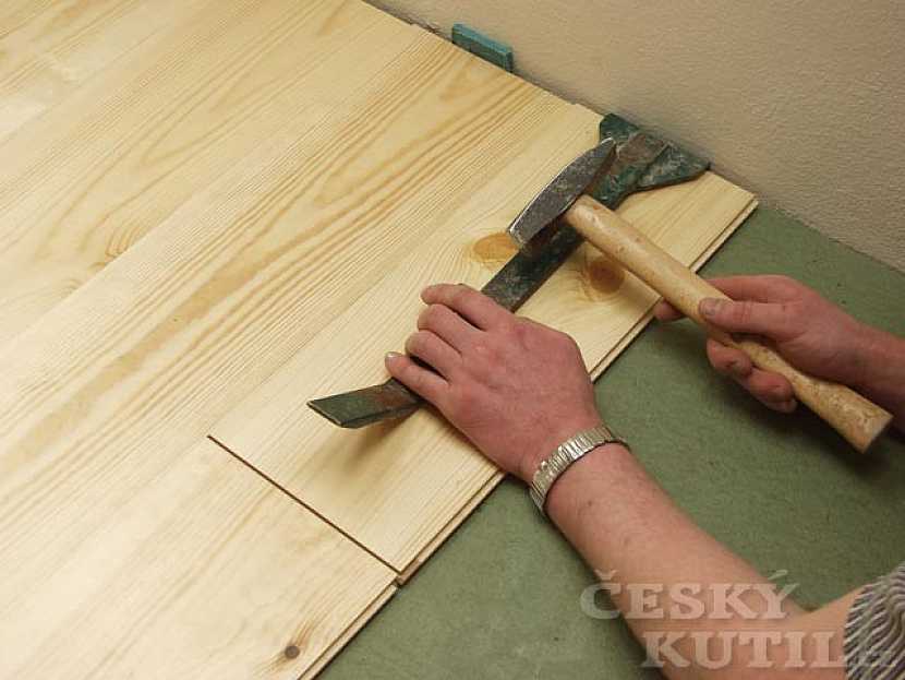 Dřevěné podlahy se podle typu dělí na:
