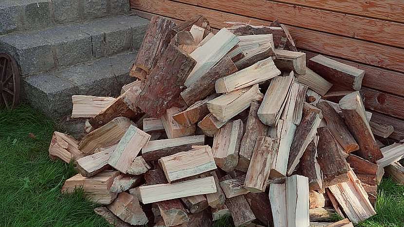 Dřevo na zimu je potřeba začít připravovat dostatečně dopředu