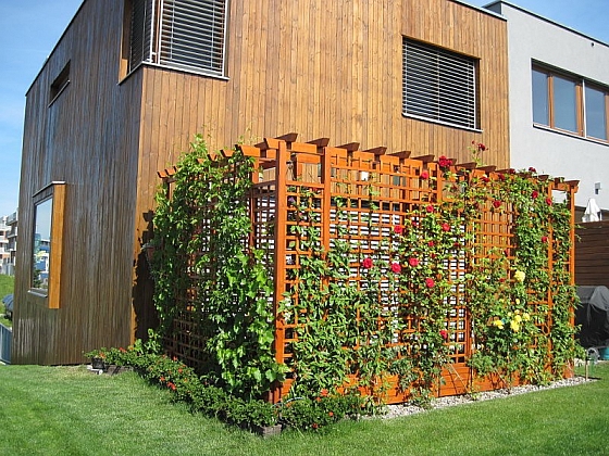 otevřít: Zahradní pergola s mřížemi na pěstování popínavých rostlin