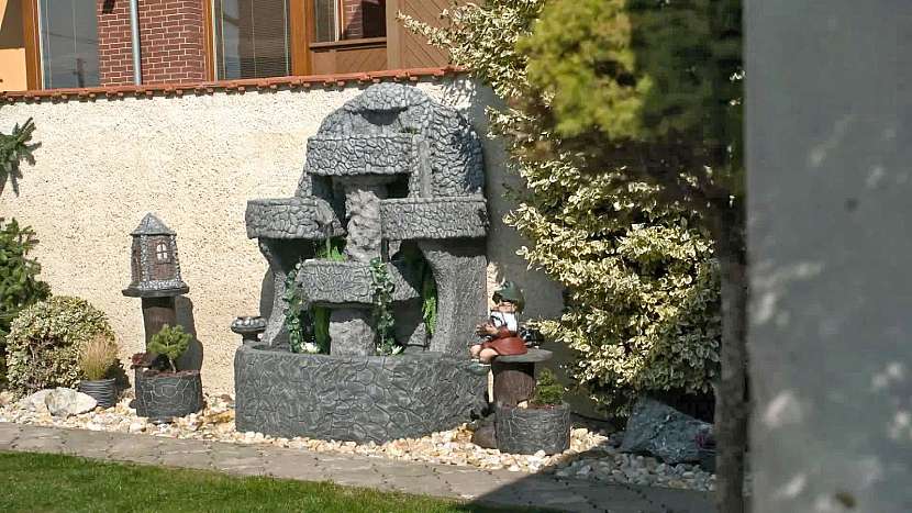 Nápady z betonu na dokonalý a originální květináč v podobě pařezu najdete právě u nás (Zdroj: Prima DOMA MEDIA, s.r.o.)