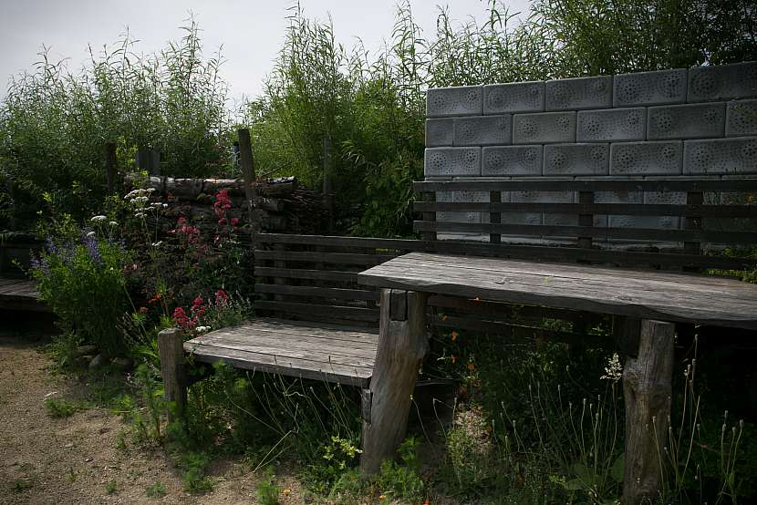 Zcela jednoduchý zahradní nábytek v přírodně pojaté zahradě (Zdroj: Daniela Dušková)