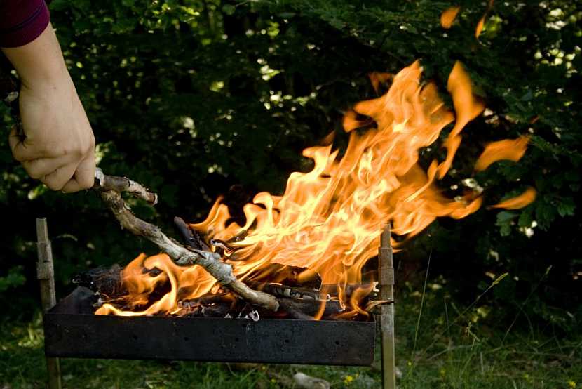 Lidé se nejčastěji popálí ohněm a vařícími tekutinami
