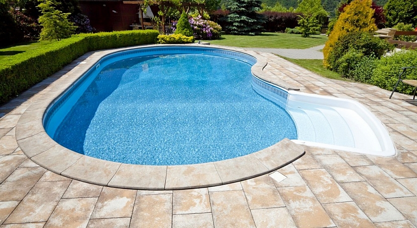Správné umístění bazénu na zahradě je na slunečném místě a mimo dosah stromů