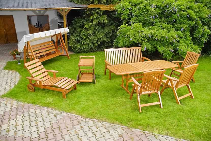 Nenechejte dřevěný zahradní nábytek zešednout