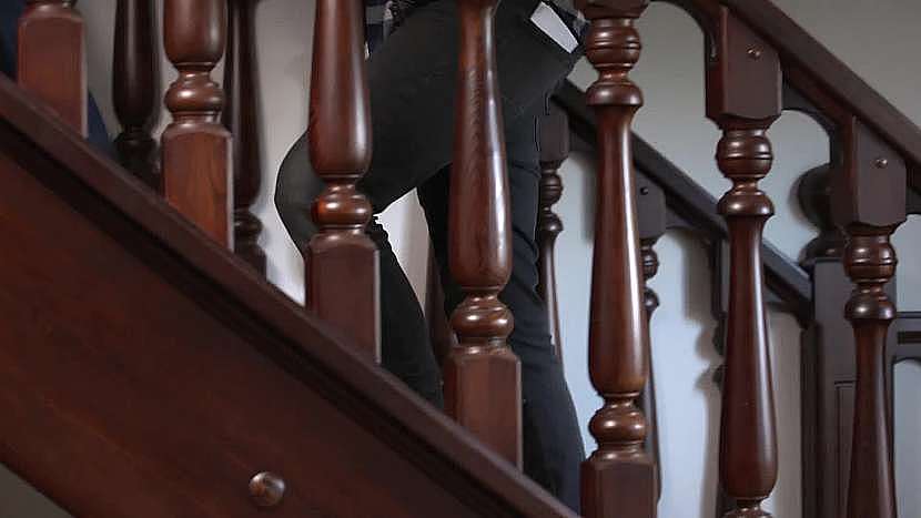 Dřevěné schodiště je chloubou domu