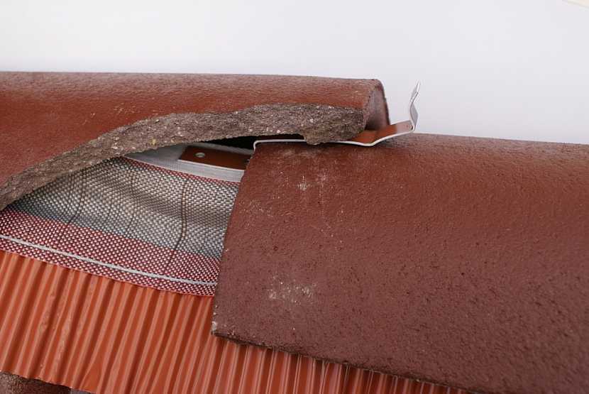 Jak si snadno na střeše vyměnit poškozený hřebenáč