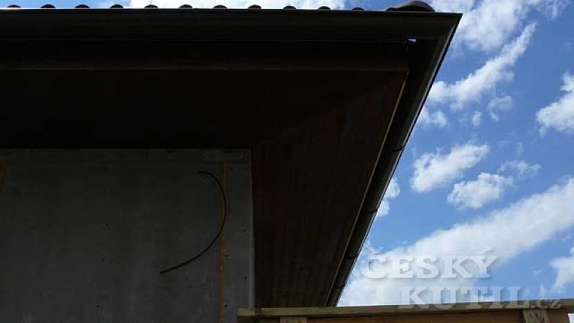 Dřevostavba na vlastní kůži 39. díl - dokončené podbití střechy
