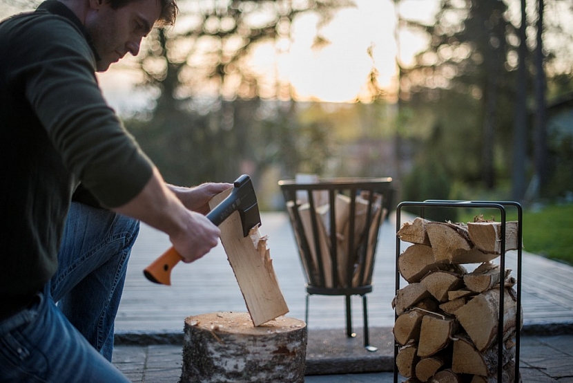 Příprava dřeva na zimu: Víte, jak si vybrat tu správnou sekeru?