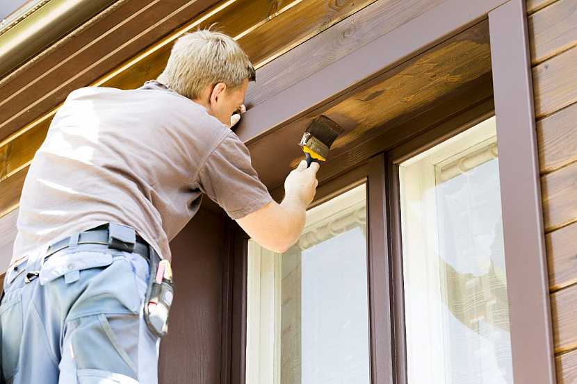 Kdy a jak provést renovaci nátěru dřevěných oken a dveří? (Zdroj: Building Plast)