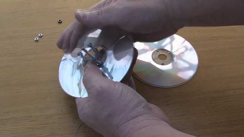 Jak vyrobit naviják provázků z obalu na CD