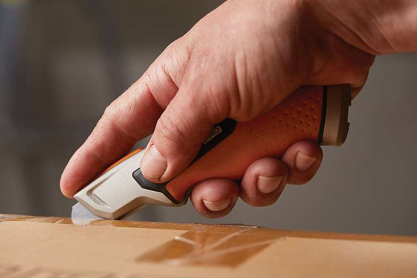 Univerzální nůž Fiskars CarbonMax s pevnou čepelí snadno zabezpečíte pomocí unikátního skládacího krytu čepele