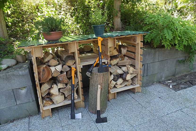 Dřevěné palety mají široké využití, můžete z nich vyrobit i dřevník (Zdroj: Pavel "Kutil" Zeman)