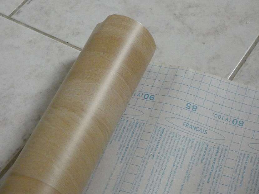 Samolepící tapeta má z rubové strany ochranný voskový papír