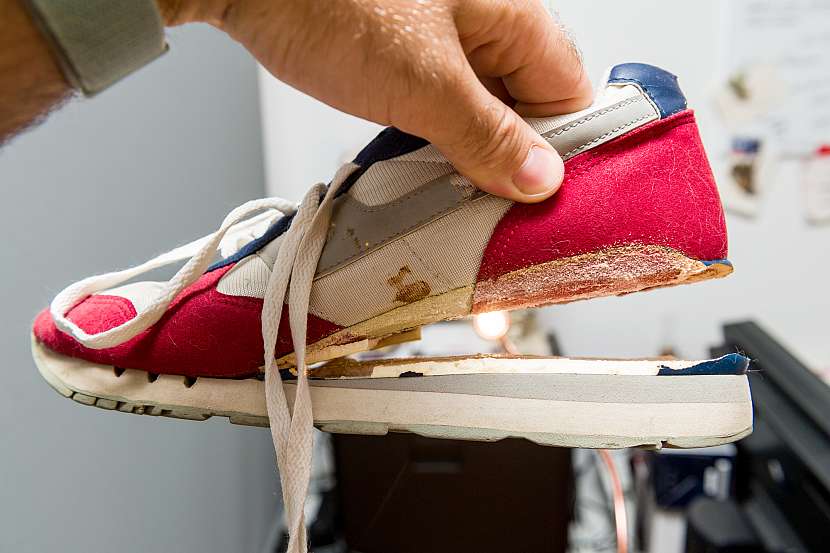 Malou opravu rozlepené obuvi zvládnete hravě sami (Zdroj: Depositphotos (https://cz.depositphotos.com))