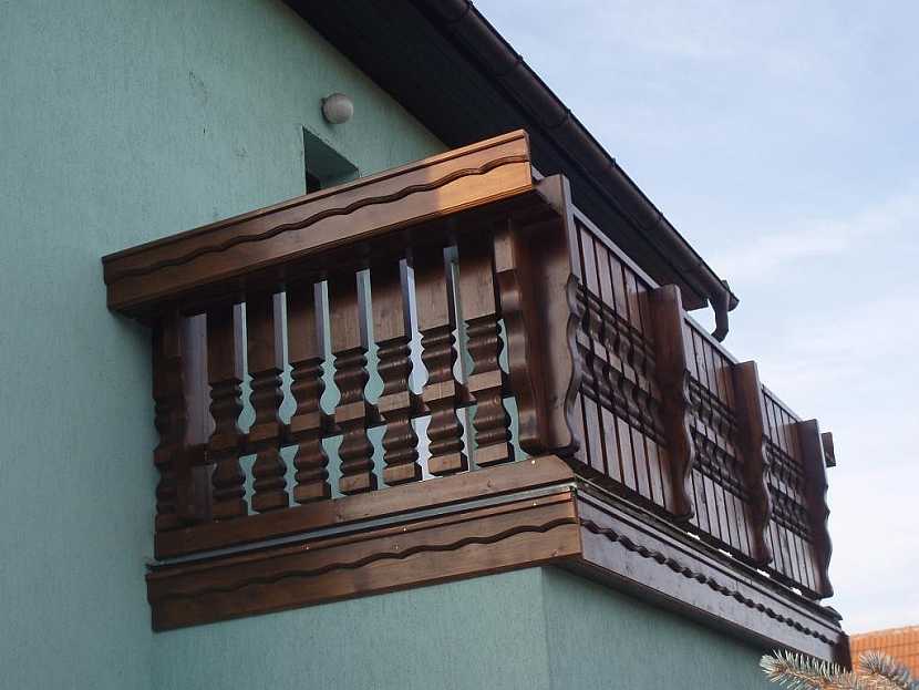 Bavorský balkon s ozdobnými prkny a vyřezávanými sloupky