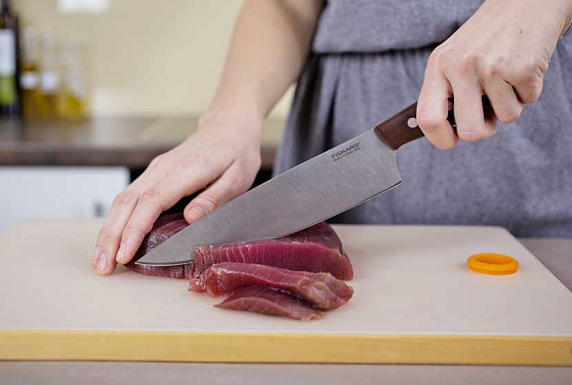 : Ke krájení ryby se skvěle hodí dvaceticentimetrový kuchařský nůž Norr Fiskars s čepelí z prémiové německé oceli. Čepel je vyrobena z ekologicky šetrného materiálu, v kuchyni je tak zárukou nejen kvality, ale i ohleduplnosti k přírodě. Rukojeť je z mater