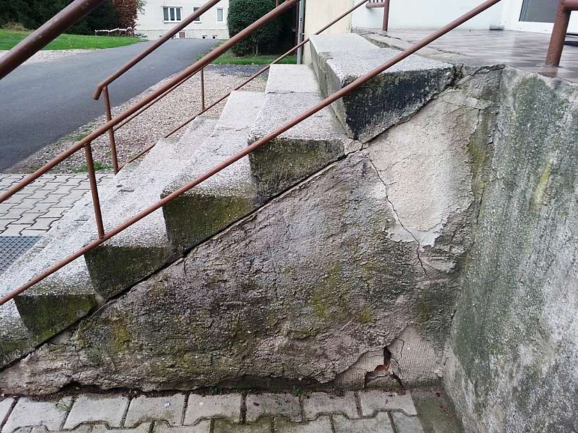 Antikutil - poškozené schody rovnou do špitálu