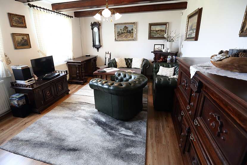 Obývací prostor ve stylu starožitného nábytku dodá bydlení příjemnou atmosféru