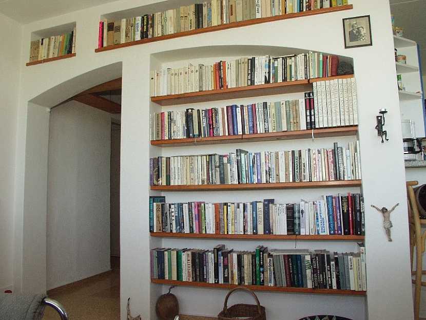 Knihovna na knížky a oblíbené drobnosti
