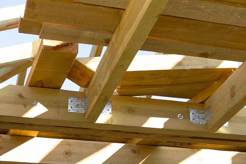 Pokud spojujeme nějakou dřevěnou konstrukci, je vhodné použít vruty do dřeva nebo samořezné šrouby