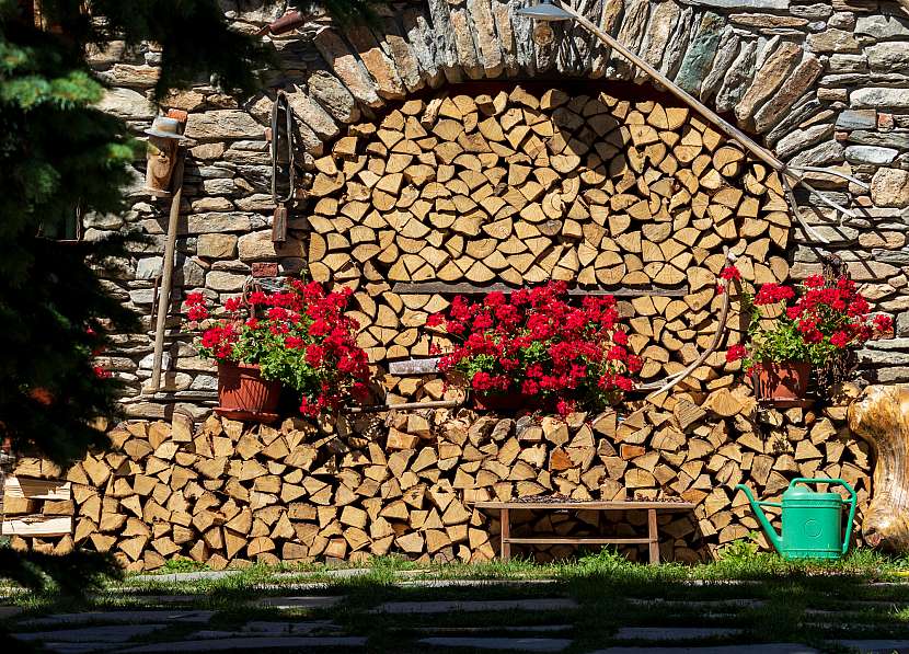 Vyrobte si dřevník na palivové dřevo (Zdroj: Depositphotos (https://cz.depositphotos.com))