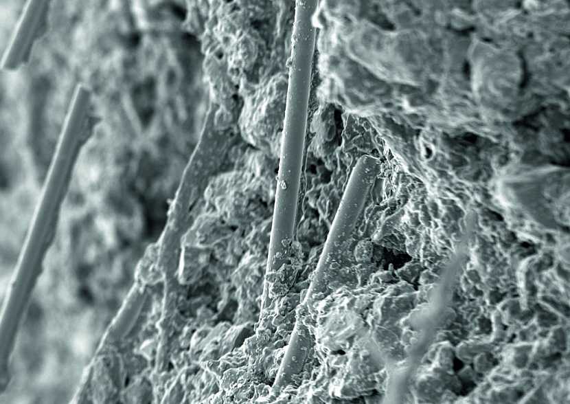 Skelná vlákna se velmi dobře pojí s vnitřní mikrostrukturou omítky
