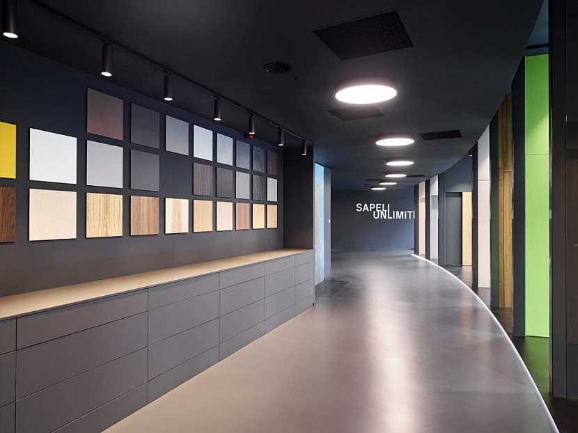 Součástí prémiového showroomu SAPELI UNLIMITED je design bar obsahující až čtyři stovky reálných vzorků