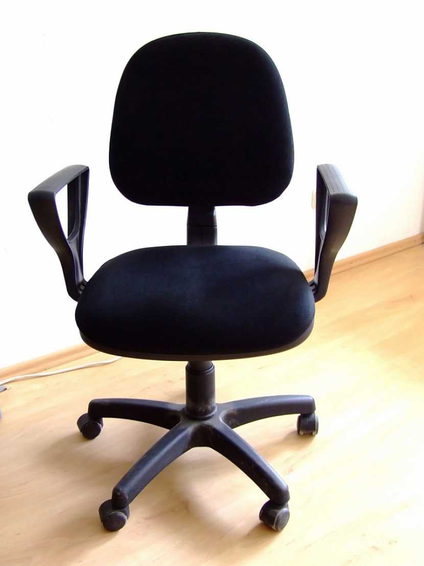Obyčejná židle není vhodná na dlouhodobé celodenní sezení