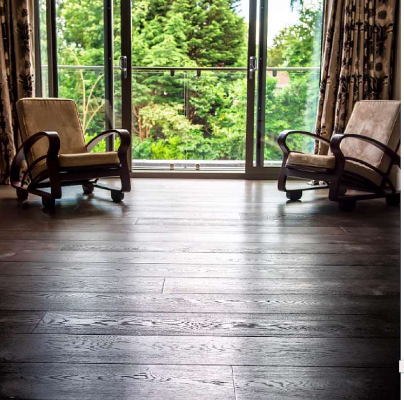 Povrchová úprava dřevěné podlahy pro trvale krásný vzhled