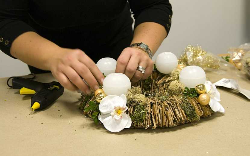 Letos budou bílé Vánoce. Výroba adventního věnce s umělými orchidejemi.