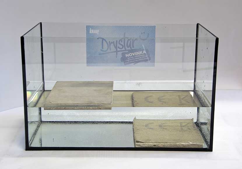 Do skutečně vlhkého prostředí jako jsou koupelny, wellness, bazény apod. jsou vhodné desky Knauf Drystar-Board. Na obrázku je vidět rozdíl mezi standardní deskou (jež se nasákne a potopí) a Drystar.