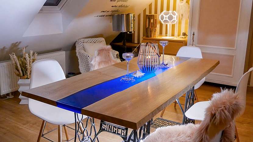 Stůl vylitý pryskyřicí si můžete vyrobit doma (Zdroj: Prima DOMA MEDIA, s.r.o.)