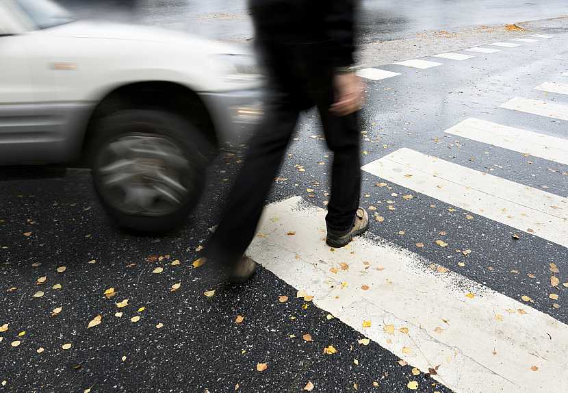 Podzimní tma přináší smrt na silnicích. Chodcům může zachránit život i jeden reflexní prvek (Zdroj: Depositphotos)