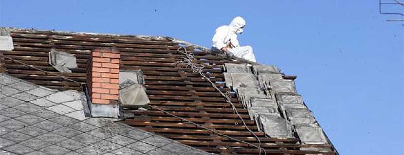 Při výměně staré eternitové střechy dodržujte normy bezpečnosti práce.