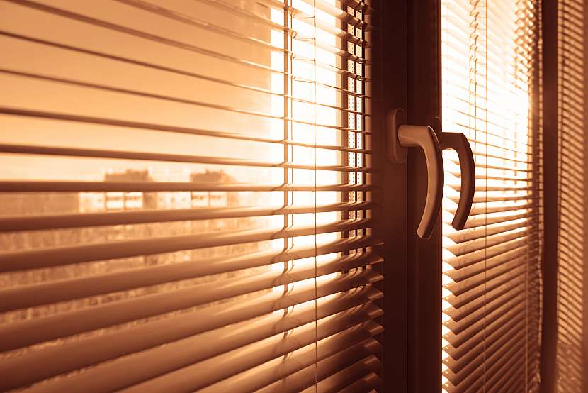 Hliníkové či plastové lamely pohlcují decibely a přispívají k zvukové izolaci oken