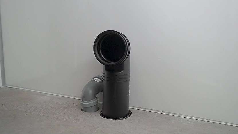 I k závěsnému WC je nutná instalace odpadního potrubí přes podlahy