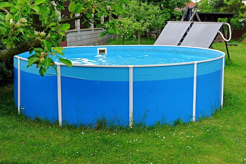 Solární ohřev panely je dobré umístit v okolí bazénu na konstrukci s ideálním sklonem vůči slunci