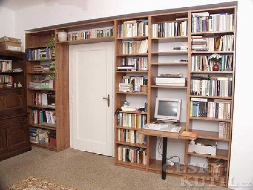 Knihovna na knížky a oblíbené drobnosti