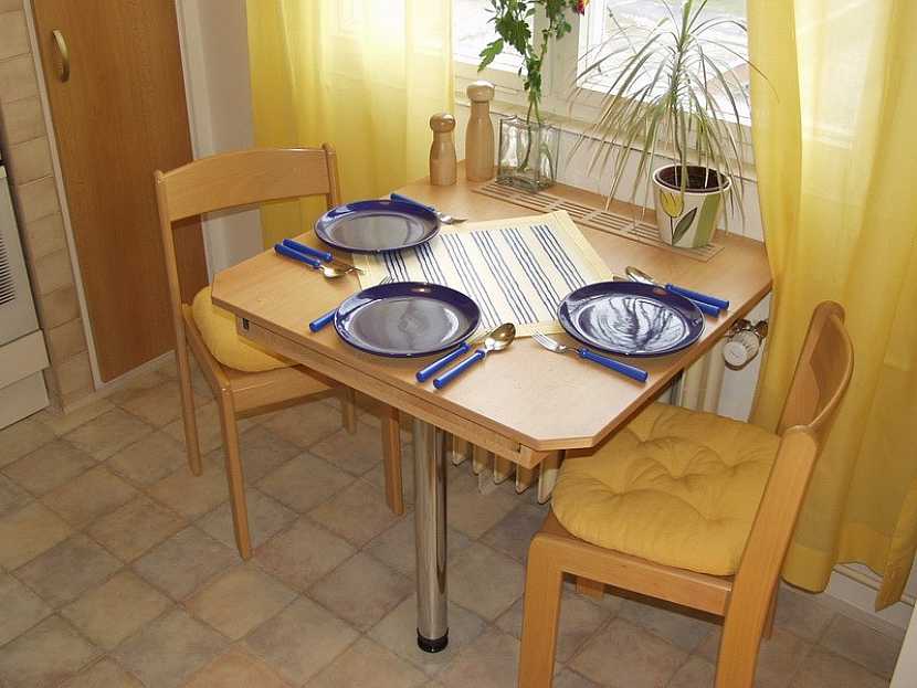 Malý stolek nad radiátorem pro malou rodinu