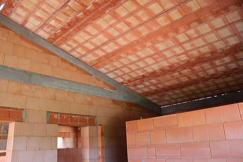 Těžká šikmá střecha z keramobetonových panelů HELUZ je odolná a výborně izoluje (Zdroj: HELUZ)