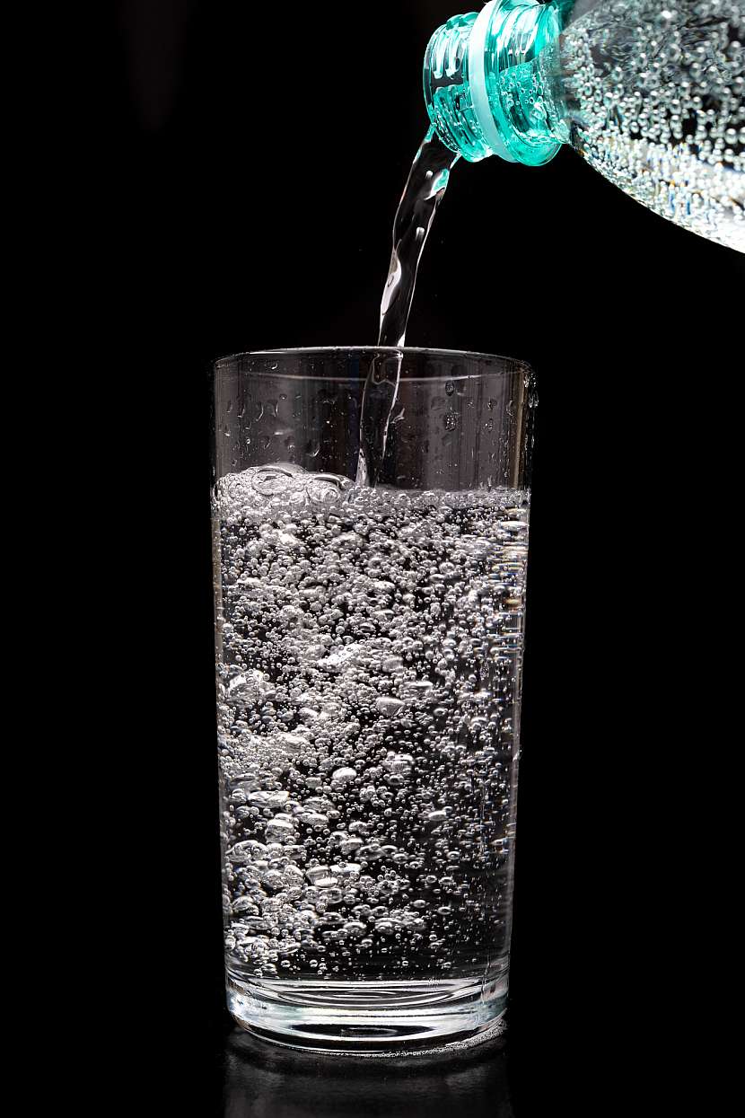 Po smíchání vody s plynem je sodovka na světě