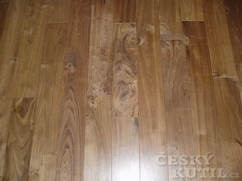 Dřevěné podlahy se podle typu dělí na: