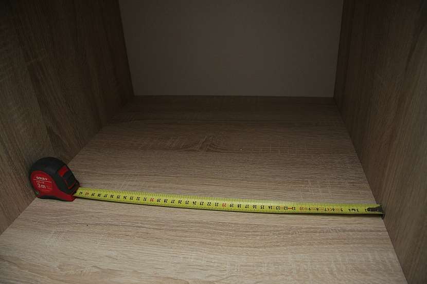 Takto se měří vnitřek skříňky. K naměřené hodnotě přičtěte délku těla metru
