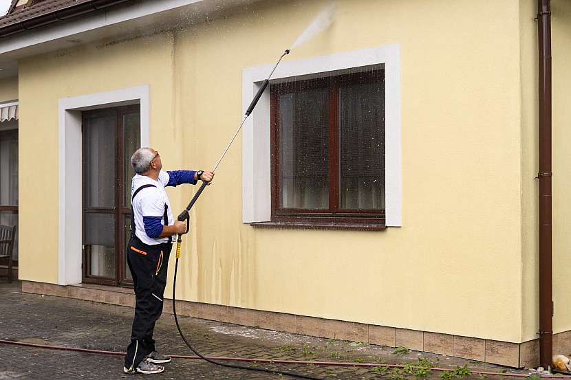 Špinavá fasáda bude potřebovat pořádně vygruntovat