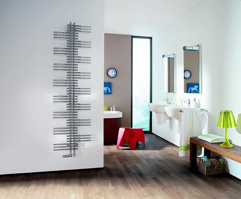 Asymetrické koupelnové radiátory pro obzvláště snadné sušení ručníků